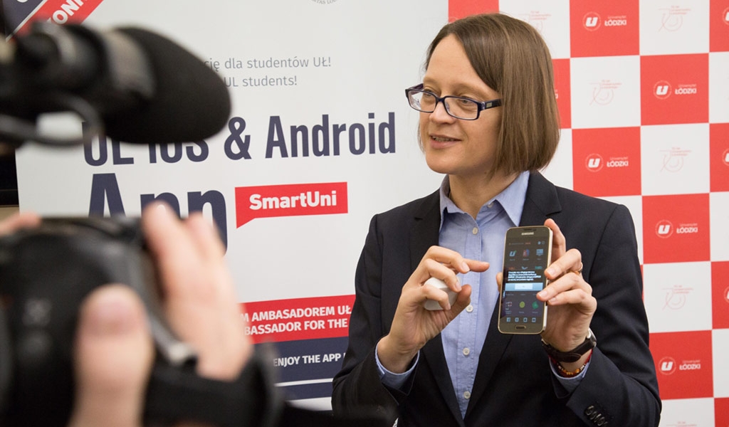Head of International Relations Office UL, Liliana Lato presenting a beacon message on the smartphone.